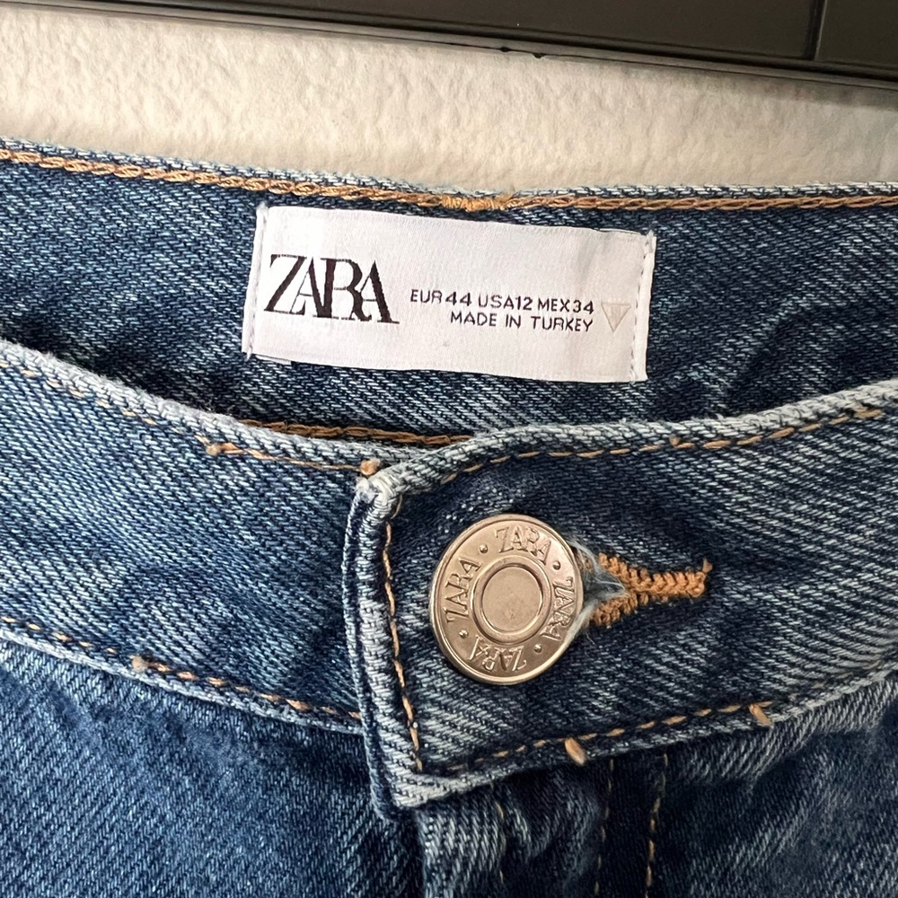 ZARA High Rise Straight Leg Jeans Raw Hem Vintage Wash US Size 12 - LIKE NEW - Picture 2 of 8